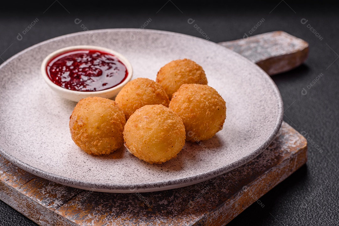 Imagem mostra bolinhas de queijo, um popular salgado brasileiro