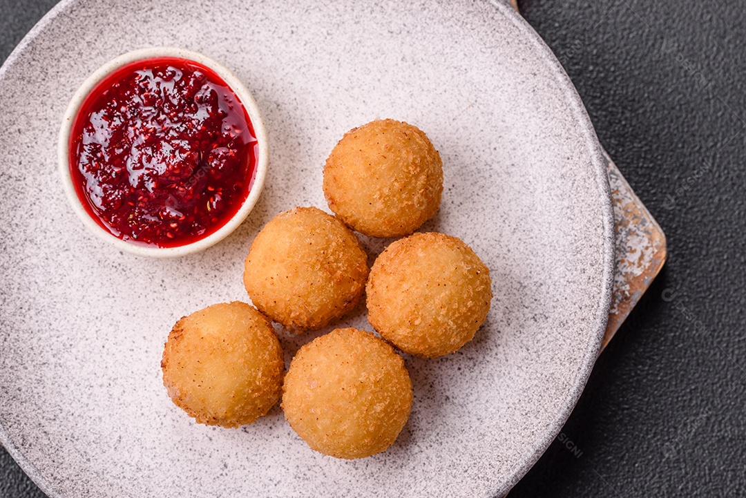 Imagem mostra bolinhas de queijo, um popular salgado brasileiro