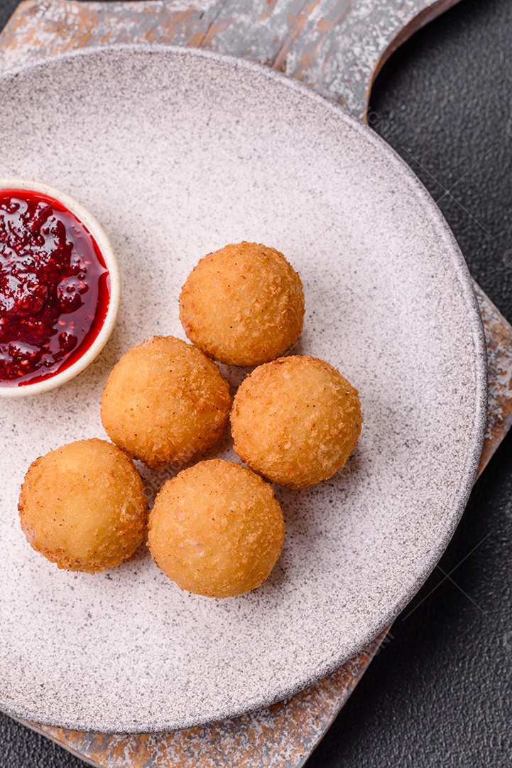 Imagem mostra bolinhas de queijo, um popular salgado brasileiro