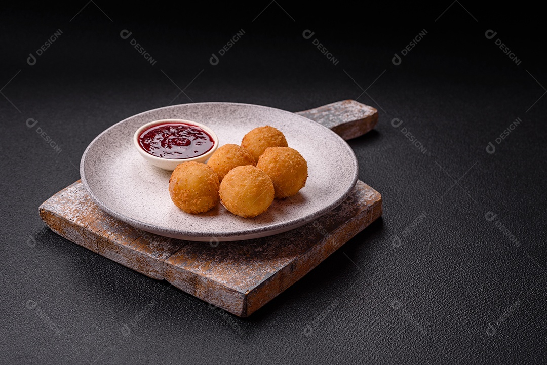 Imagem mostra bolinhas de queijo, um popular salgado brasileiro