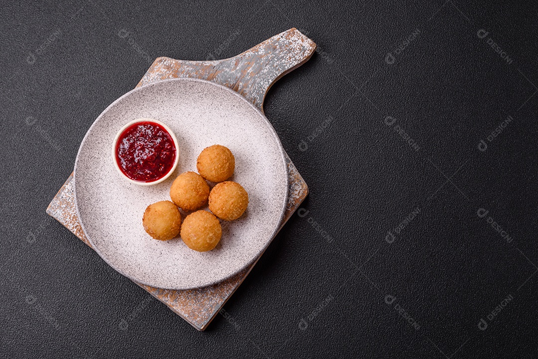 Imagem mostra bolinhas de queijo, um popular salgado brasileiro