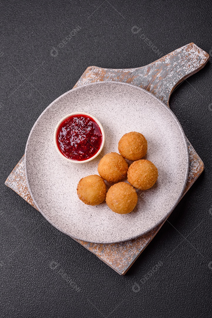 Imagem mostra bolinhas de queijo, um popular salgado brasileiro