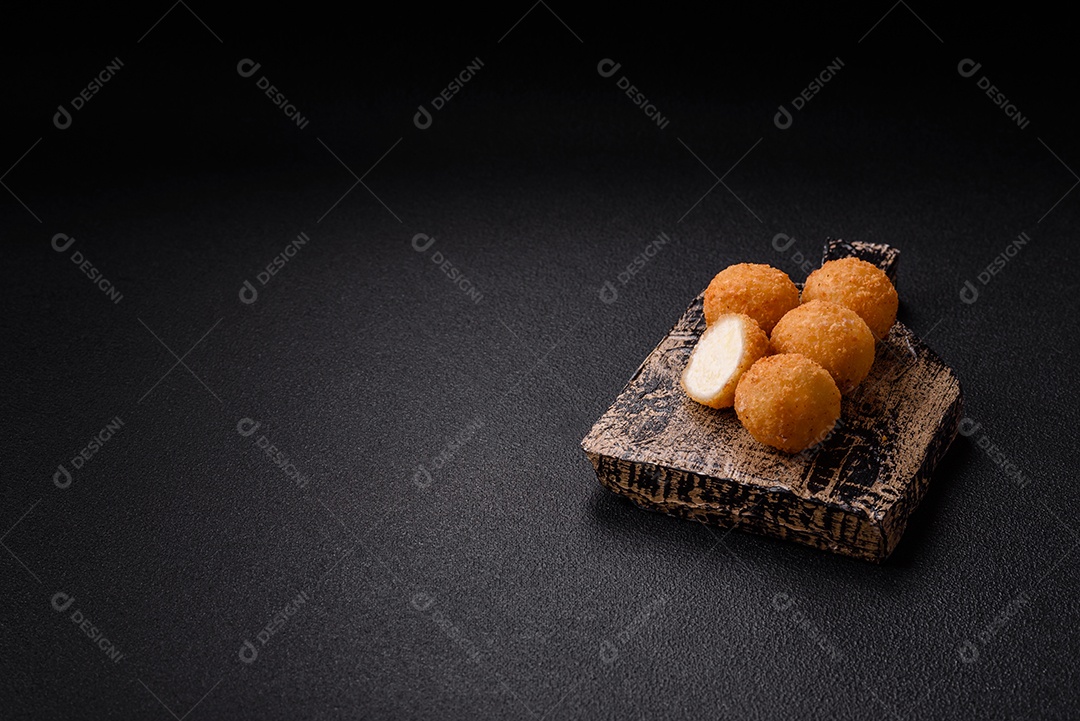 Imagem mostra bolinhas de queijo, um popular salgado brasileiro