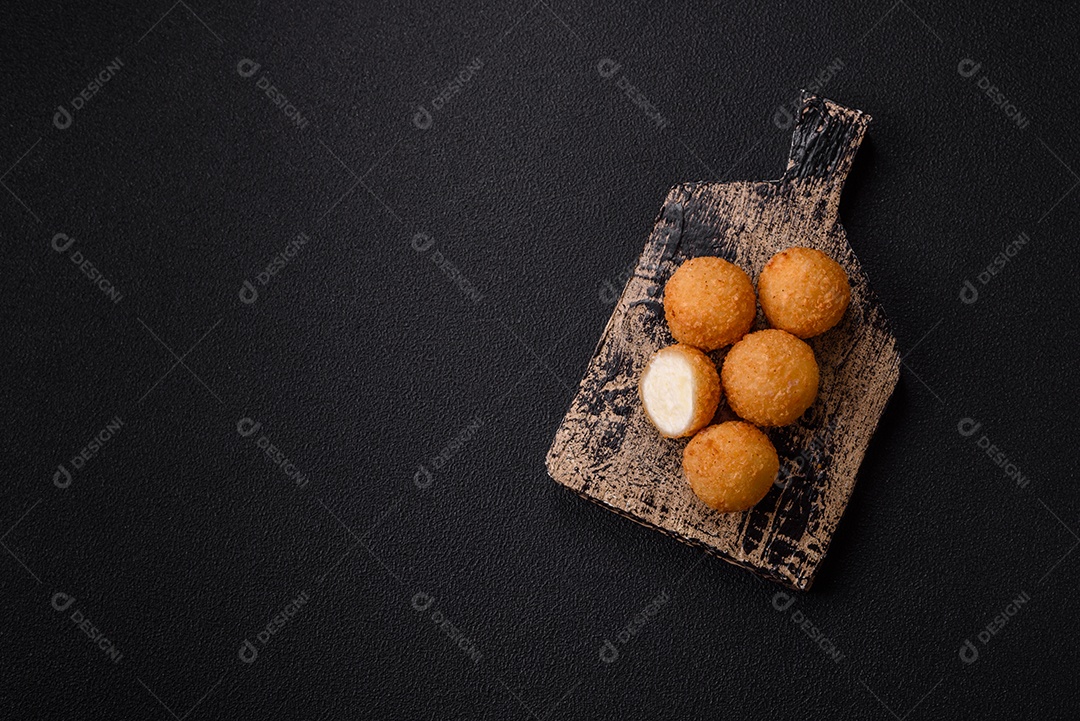 Imagem mostra bolinhas de queijo, um popular salgado brasileiro