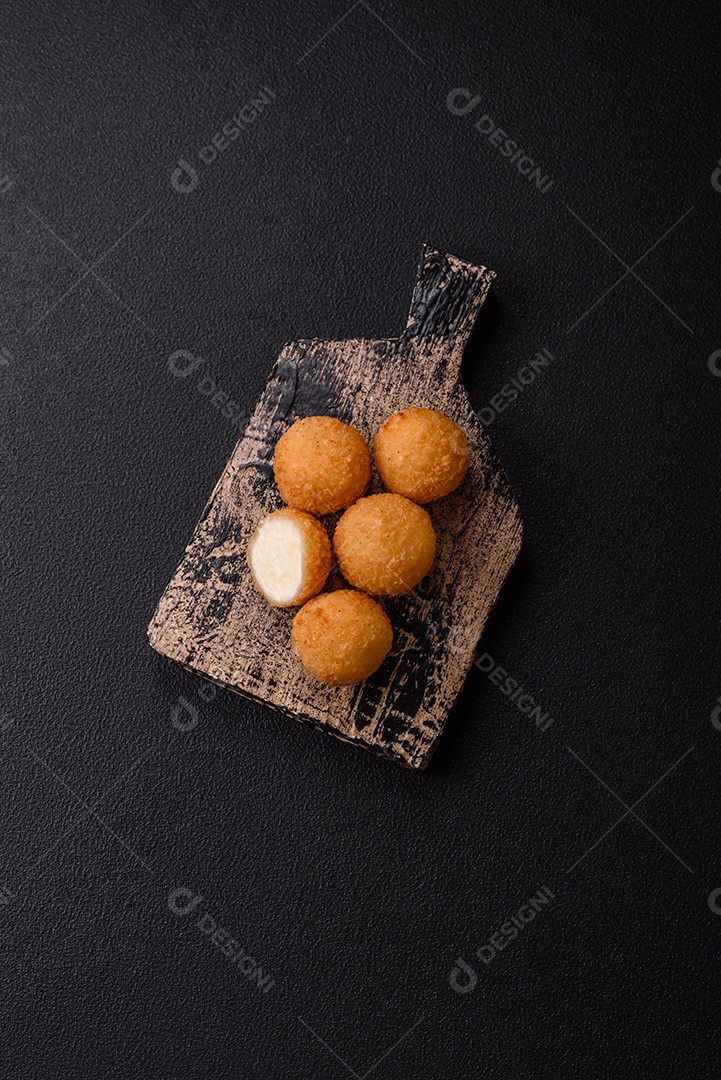 Imagem mostra bolinhas de queijo, um popular salgado brasileiro