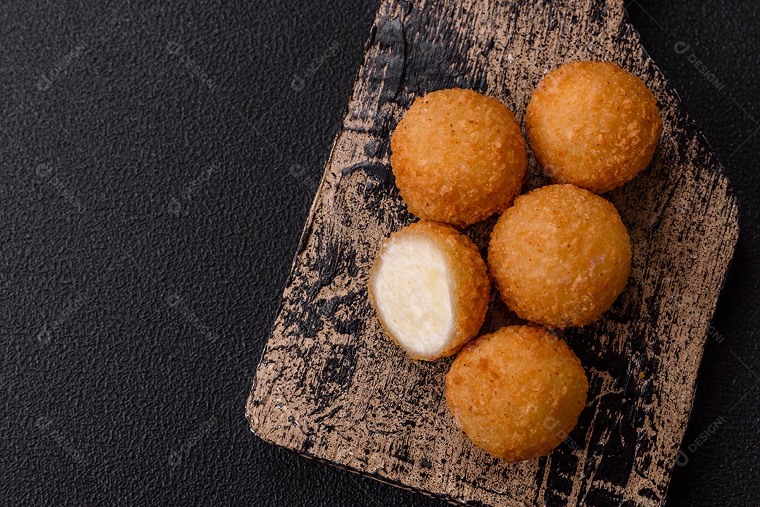 Imagem mostra bolinhas de queijo, um popular salgado brasileiro