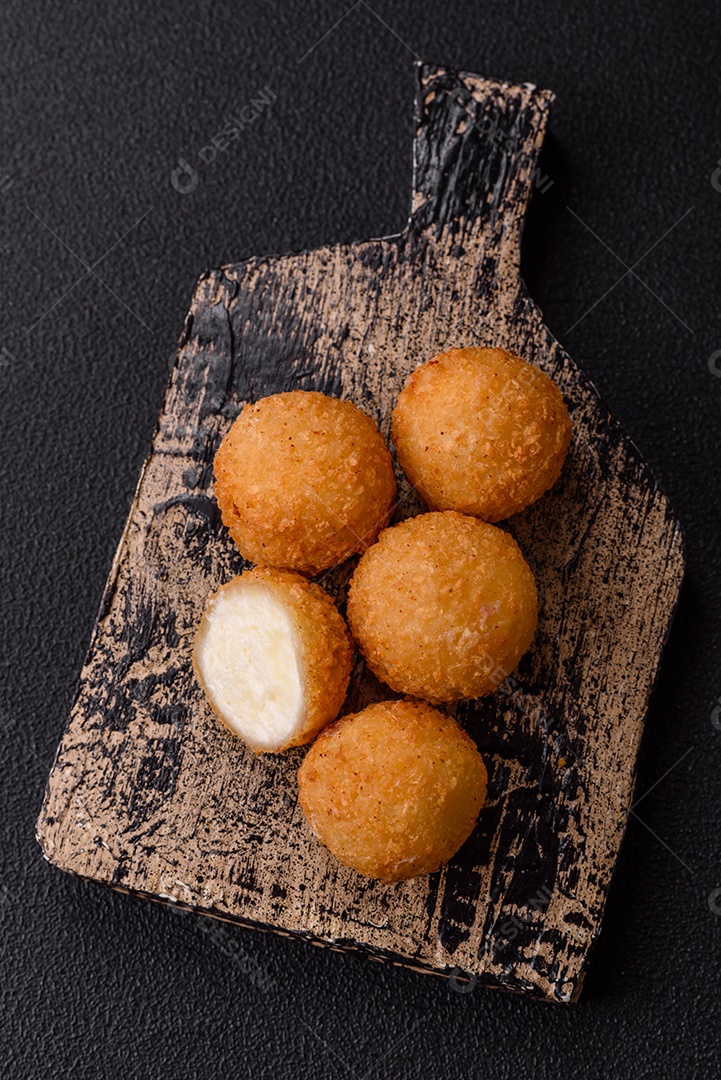 Imagem mostra bolinhas de queijo, um popular salgado brasileiro