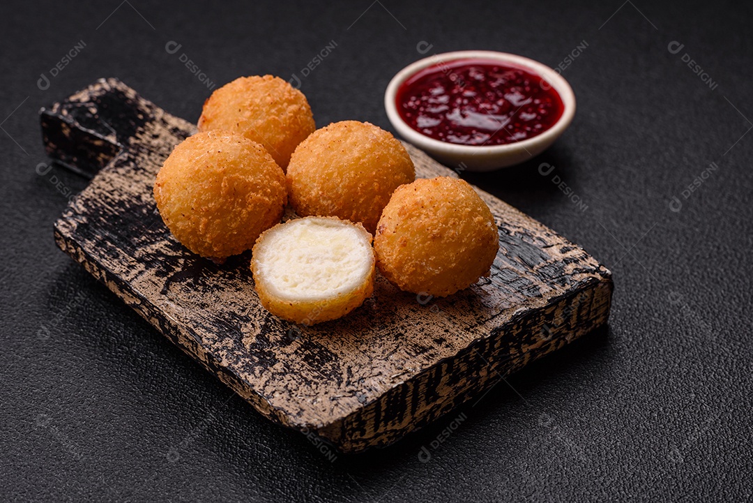 Imagem mostra bolinhas de queijo, um popular salgado brasileiro
