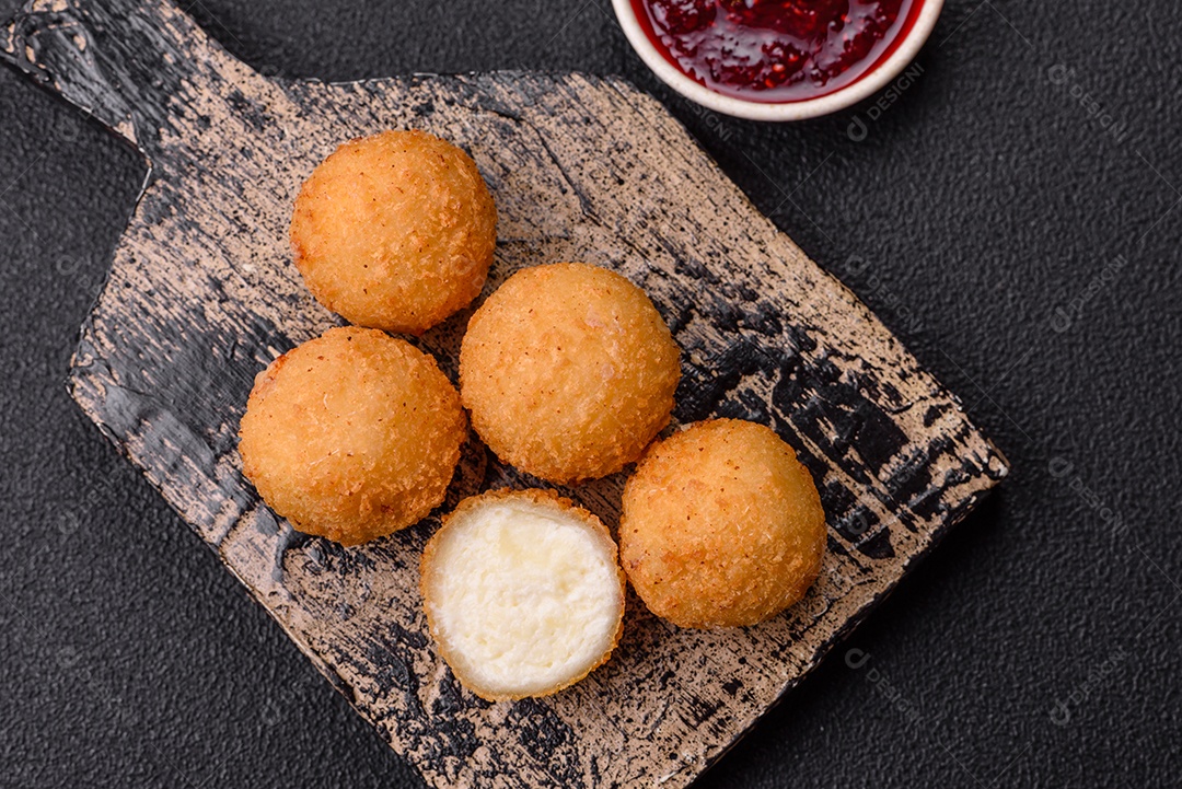 Imagem mostra bolinhas de queijo, um popular salgado brasileiro