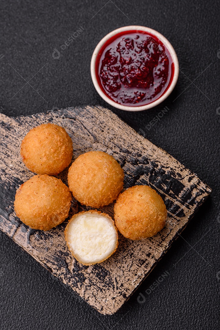 Imagem mostra bolinhas de queijo, um popular salgado brasileiro