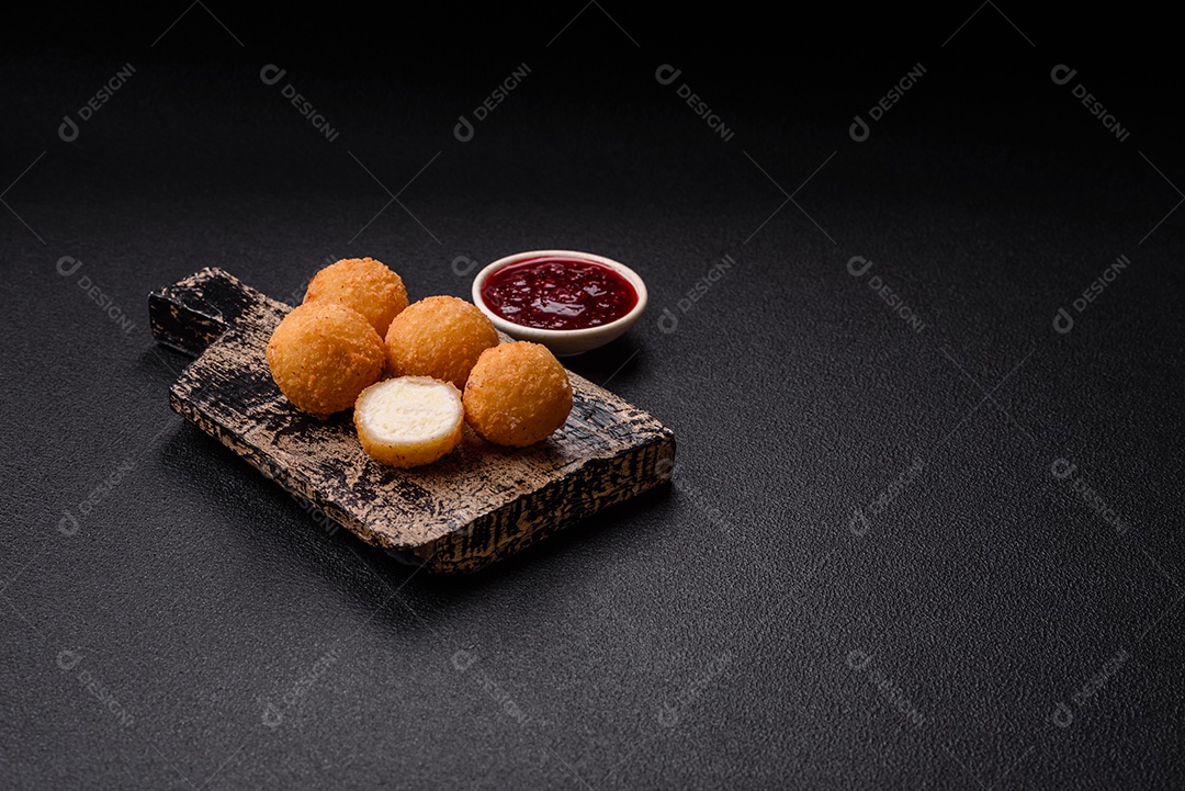 Imagem mostra bolinhas de queijo, um popular salgado brasileiro