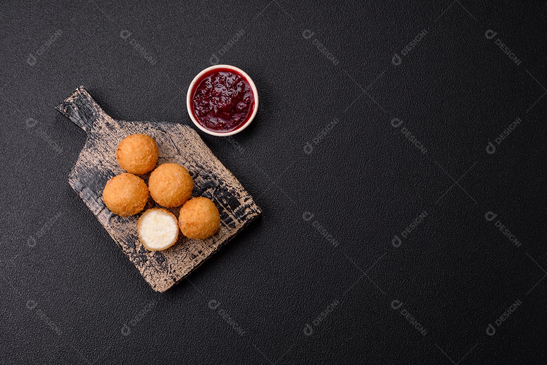 Imagem mostra bolinhas de queijo, um popular salgado brasileiro