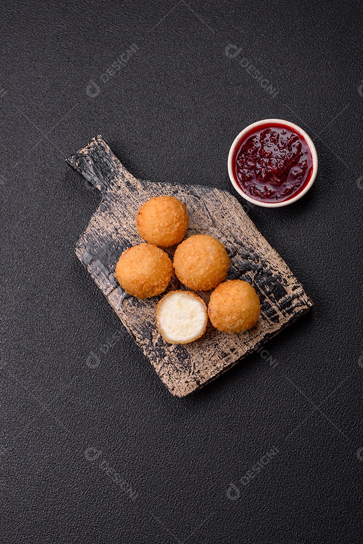 Imagem mostra bolinhas de queijo, um popular salgado brasileiro