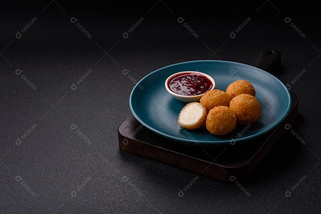 Imagem mostra bolinhas de queijo, um popular salgado brasileiro