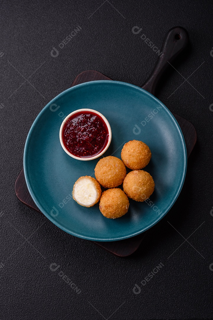 Imagem mostra bolinhas de queijo, um popular salgado brasileiro