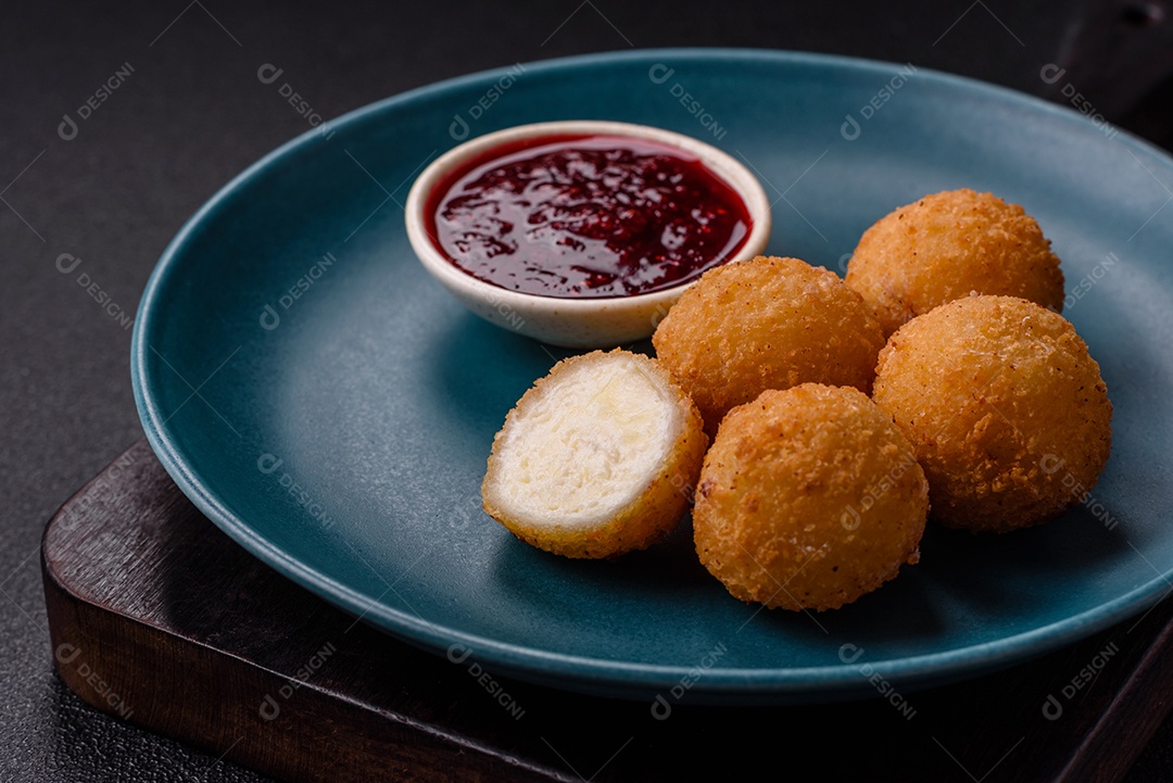 Imagem mostra bolinhas de queijo, um popular salgado brasileiro
