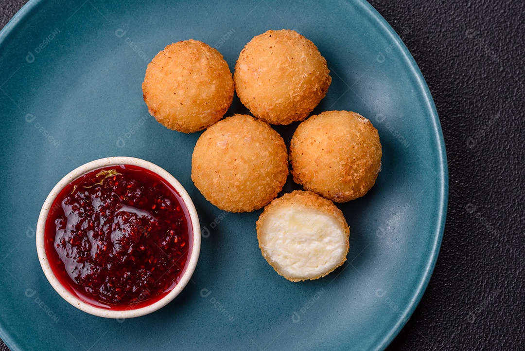 Imagem mostra bolinhas de queijo, um popular salgado brasileiro