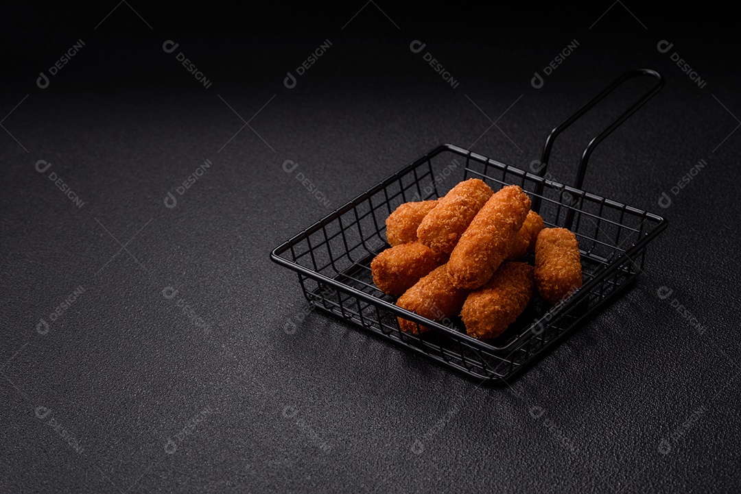 Imagem mostra palitos de frango empanados