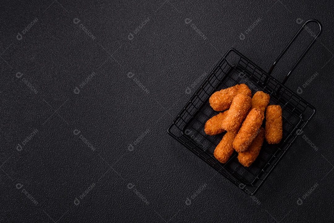 Imagem mostra palitos de frango empanados