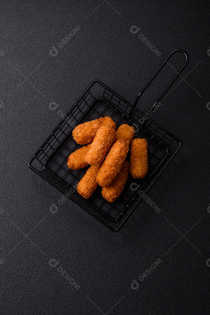 Imagem mostra palitos de frango empanados