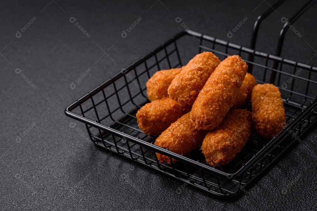 Imagem mostra palitos de frango empanados