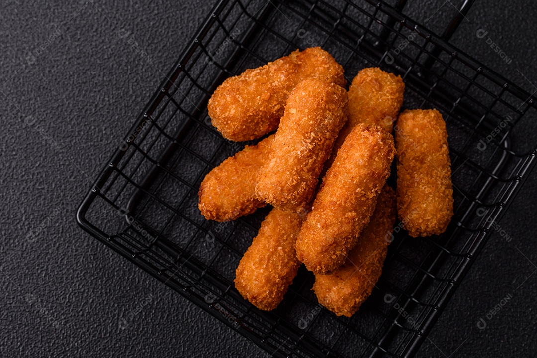 Imagem mostra palitos de frango empanados