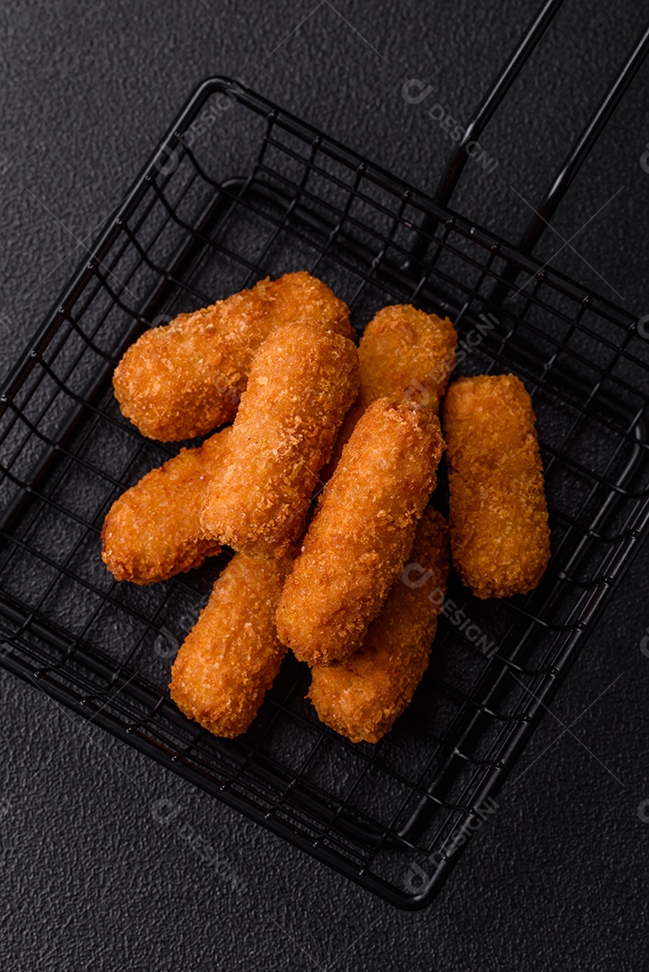 Imagem mostra palitos de frango empanados