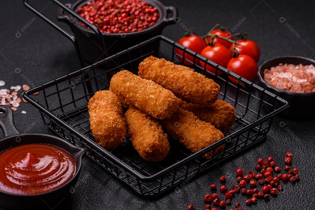 Imagem mostra palitos de frango empanados