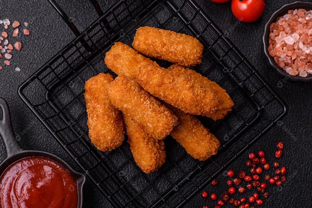 Imagem mostra palitos de frango empanados