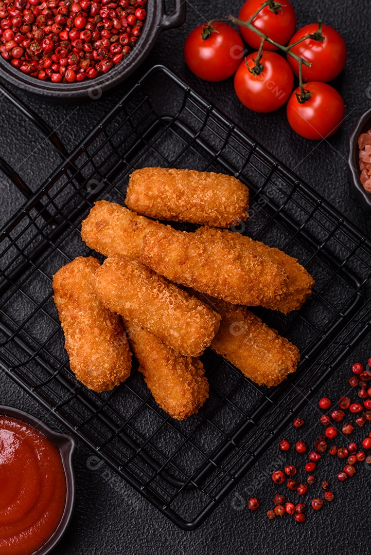 Imagem mostra palitos de frango empanados