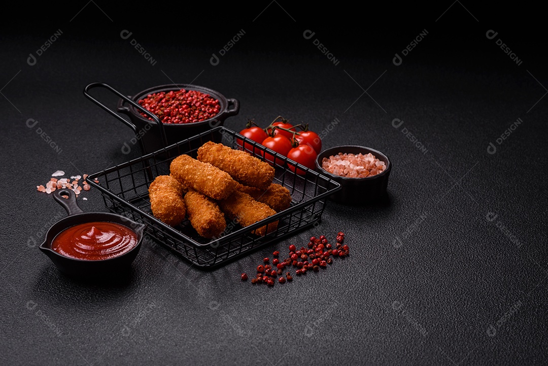 Imagem mostra palitos de frango empanados