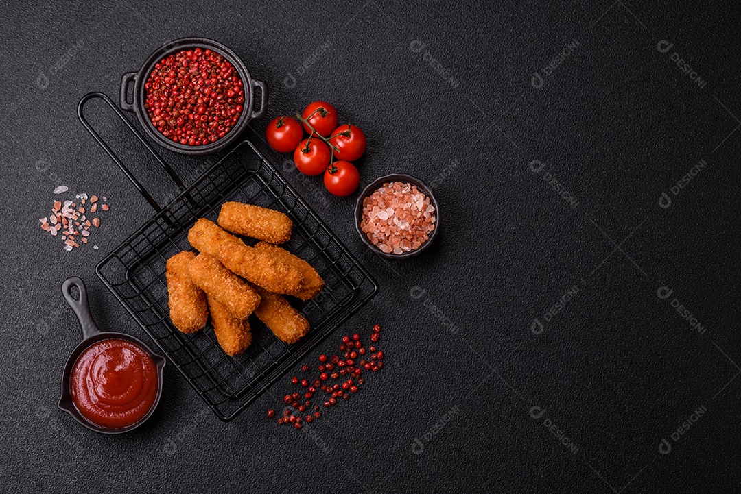 Imagem mostra palitos de frango empanados