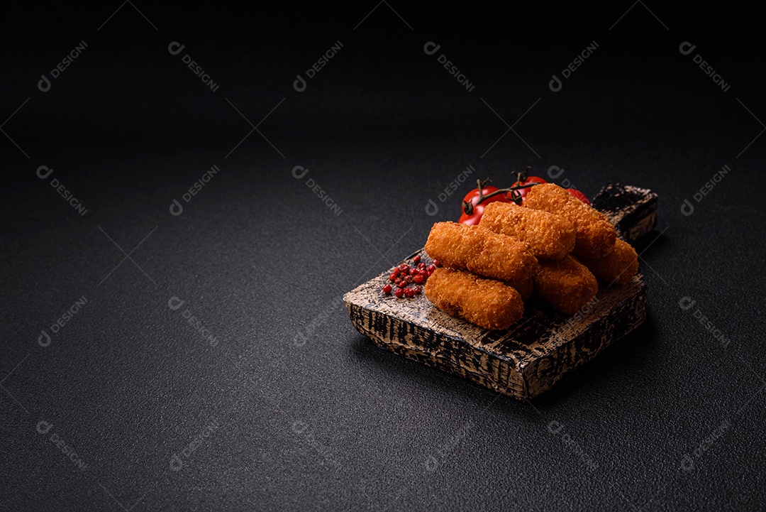 Imagem mostra palitos de frango empanados