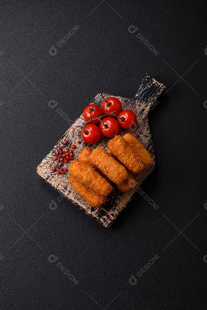 Imagem mostra palitos de frango empanados