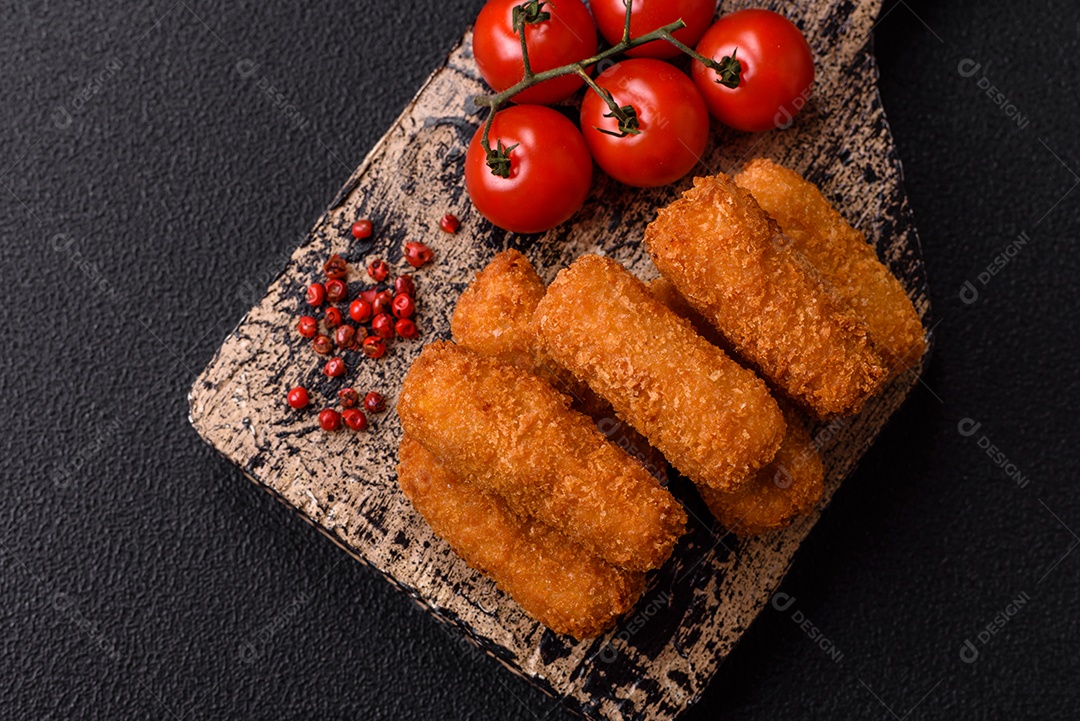 Imagem mostra palitos de frango empanados