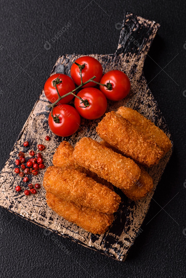 Imagem mostra palitos de frango empanados