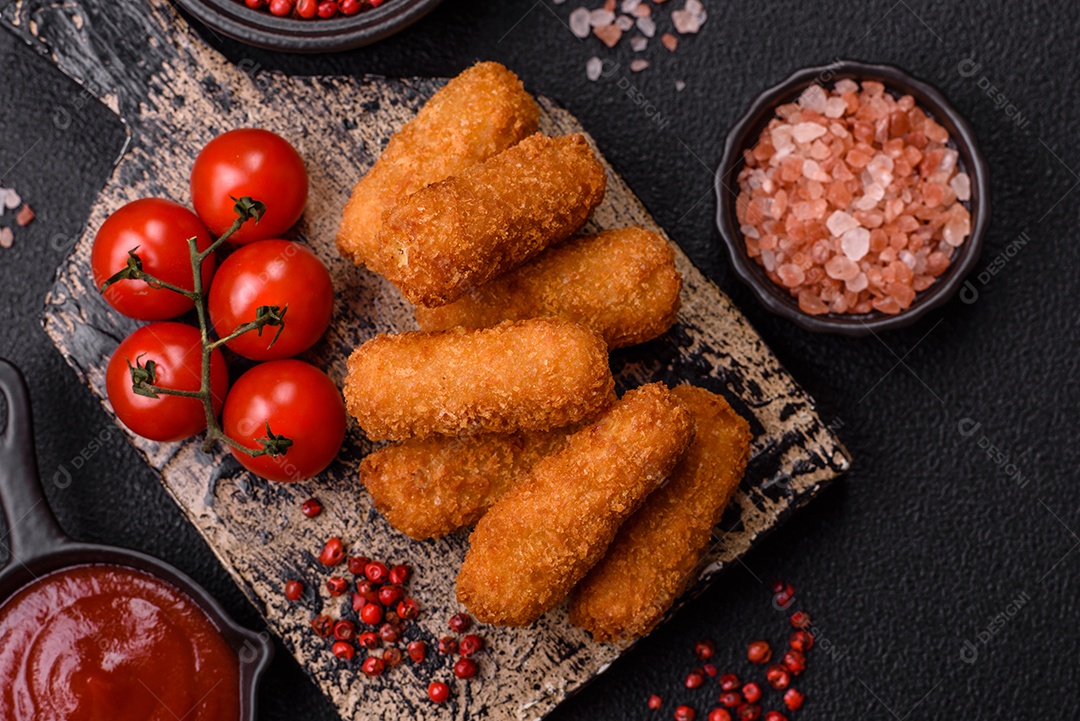 Imagem mostra palitos de frango empanados