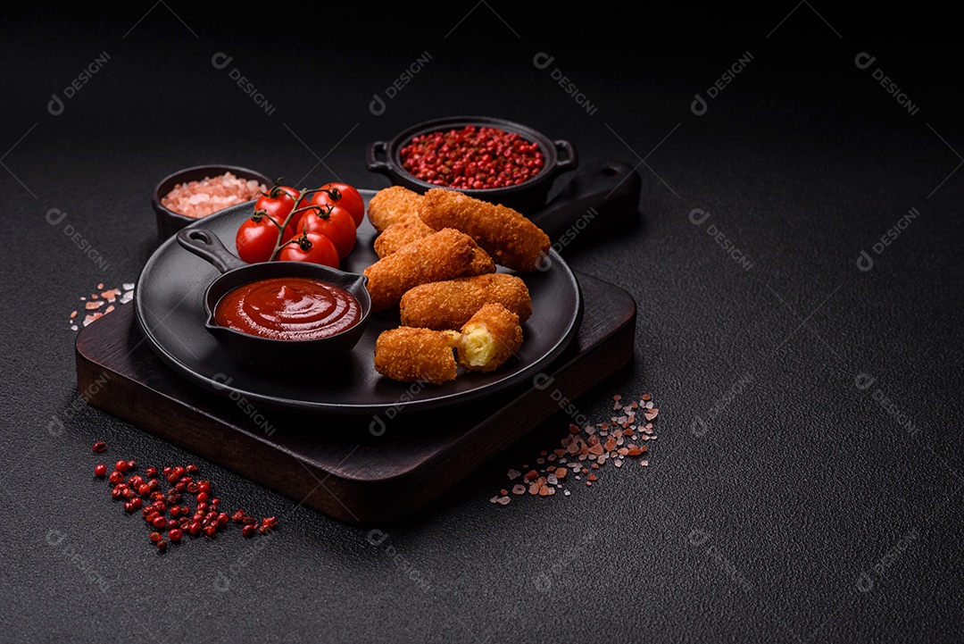 Imagem mostra palitos de frango empanados