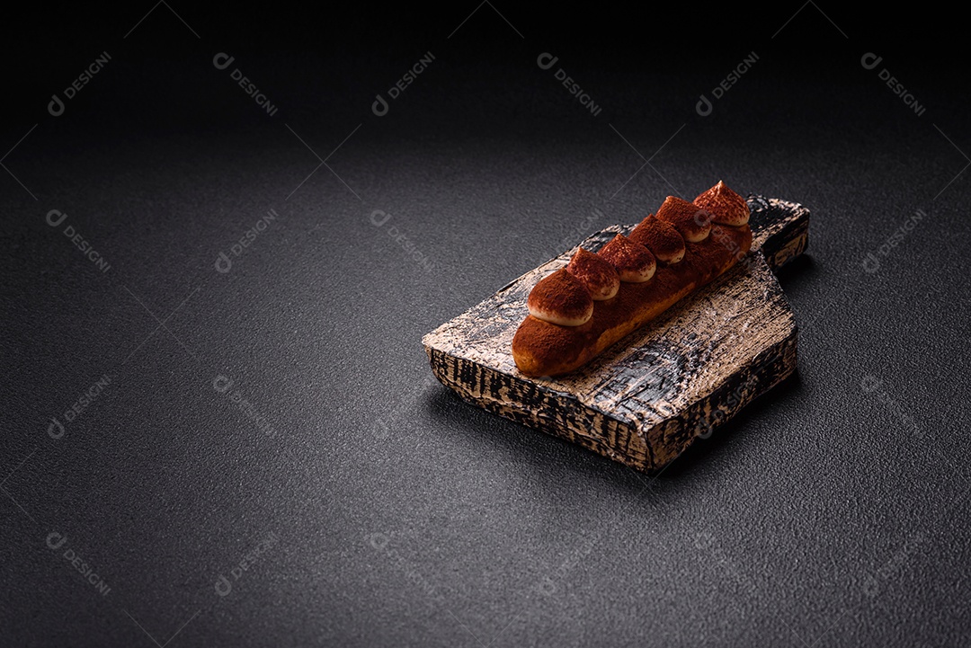 Retrato saboroso de éclair mesa concreto