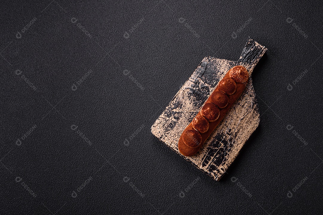 Retrato saboroso de éclair mesa concreto