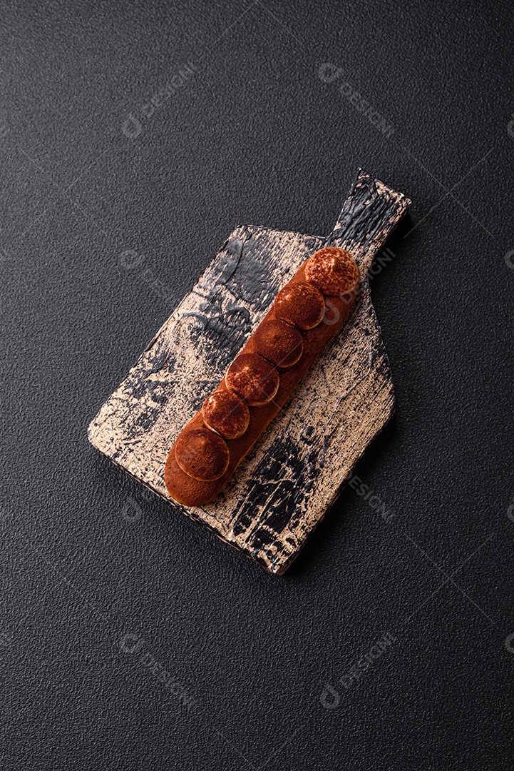 Retrato saboroso de éclair mesa concreto