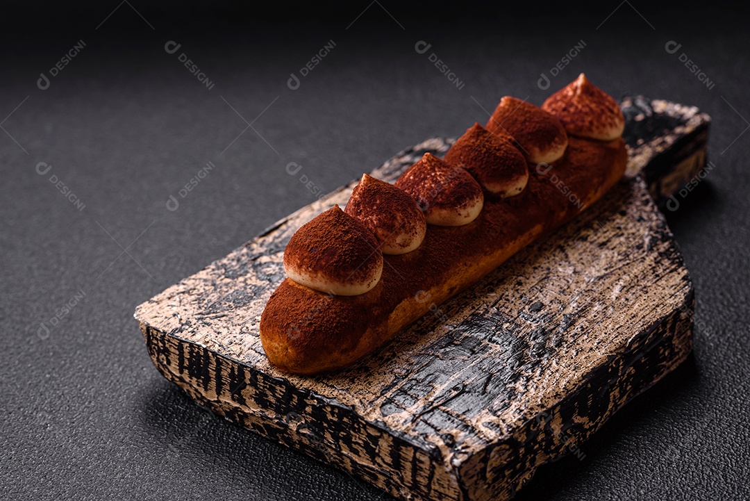 Retrato saboroso de éclair mesa concreto