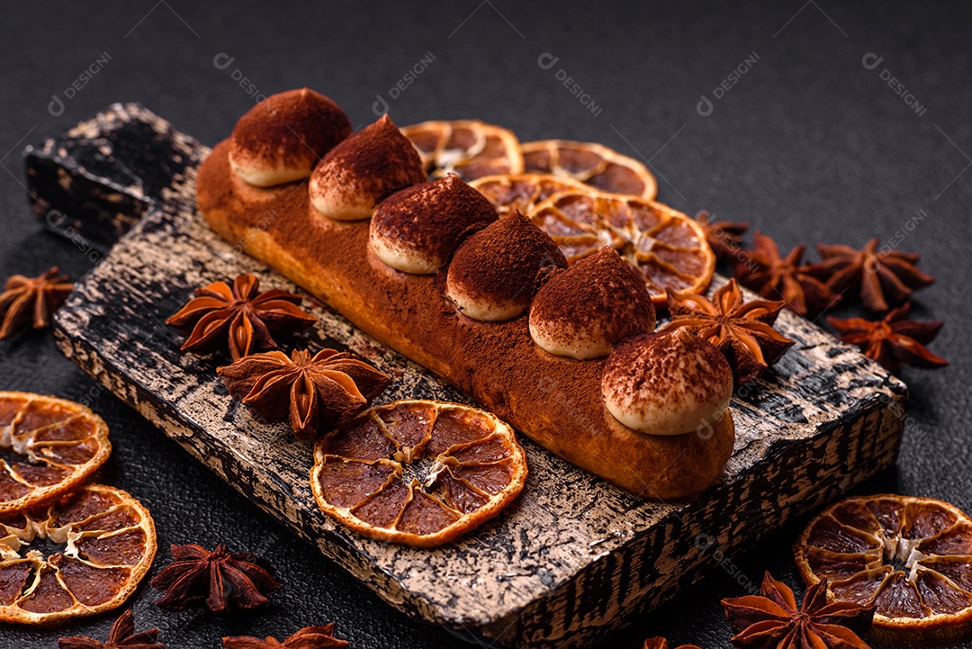 Retrato saboroso de éclair mesa concreto