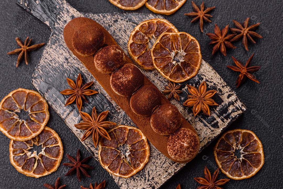 Retrato saboroso de éclair mesa concreto