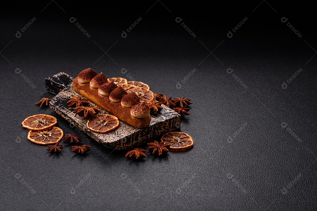 Retrato saboroso de éclair mesa concreto