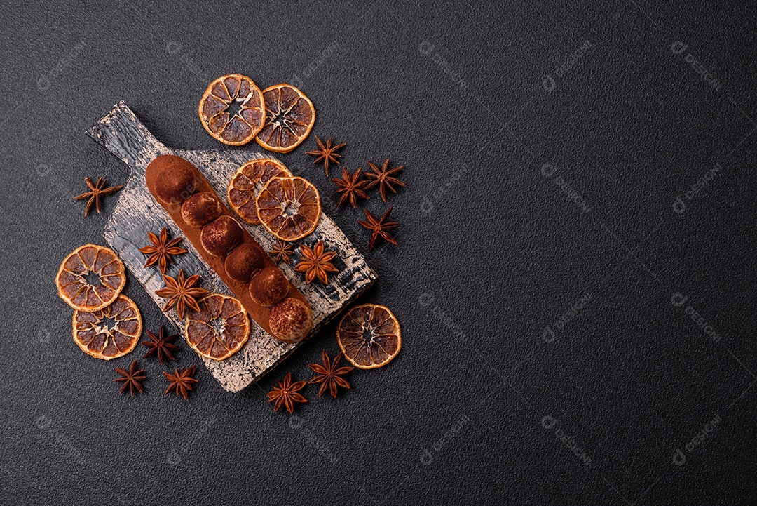 Retrato saboroso de éclair mesa concreto