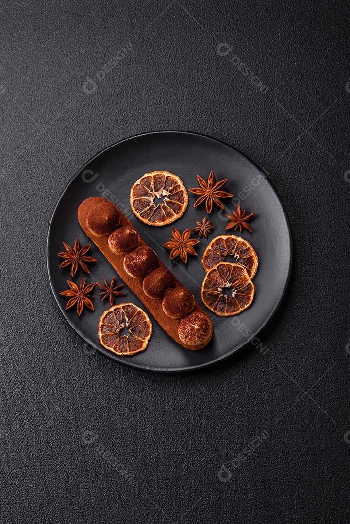 Retrato saboroso de éclair mesa concreto