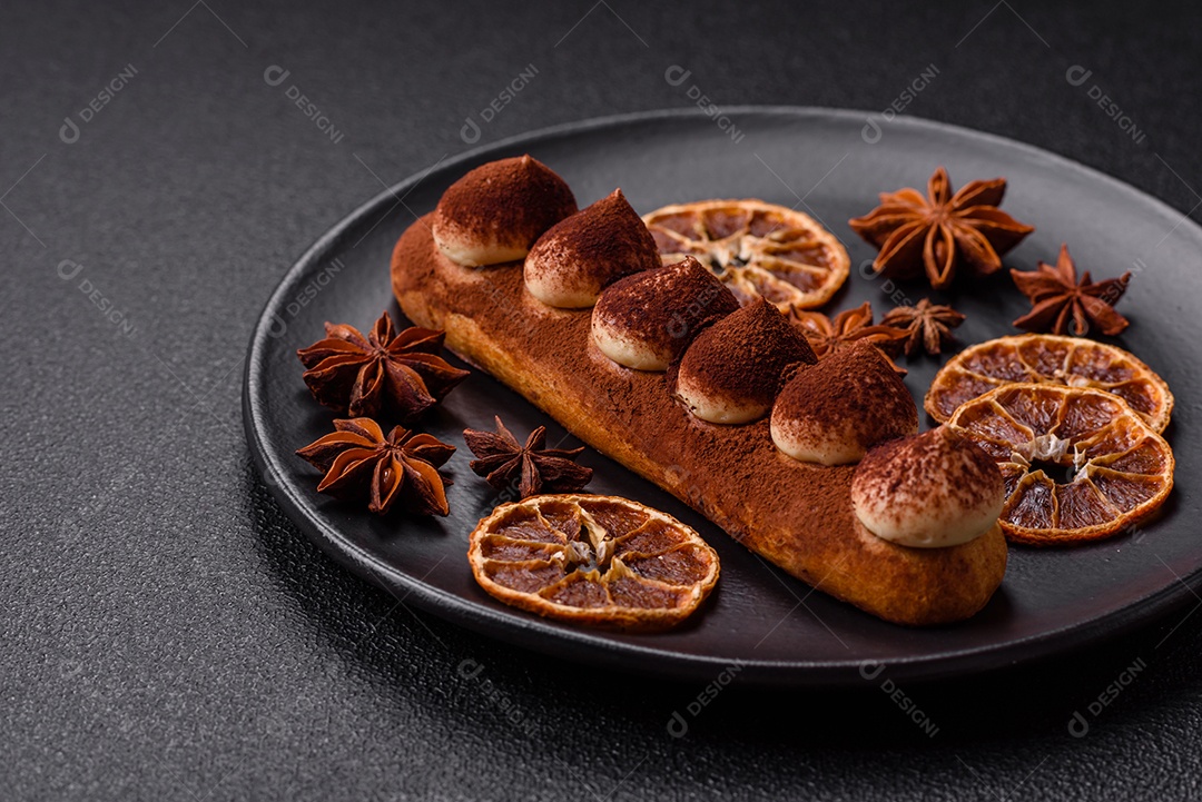 Retrato saboroso de éclair mesa concreto