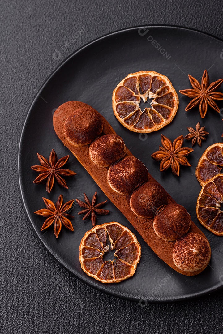 Retrato saboroso de éclair mesa concreto