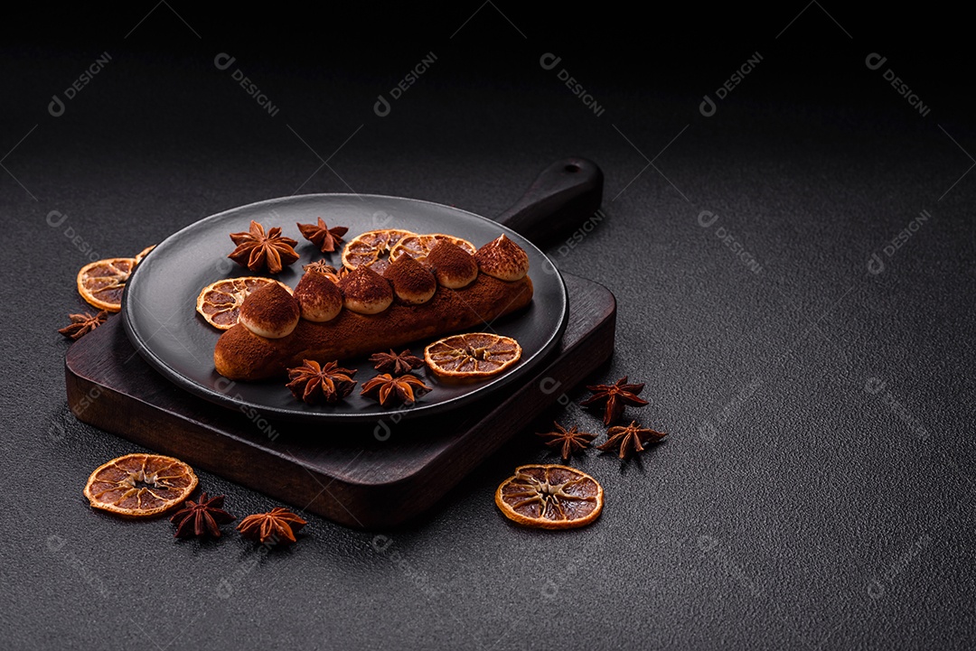 Retrato saboroso de éclair mesa concreto